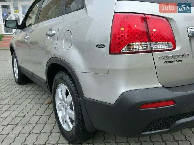 Сірий Кіа Соренто, об'ємом двигуна 2.4 л та пробігом 233 тис. км за 9999 $, фото 21 на Automoto.ua