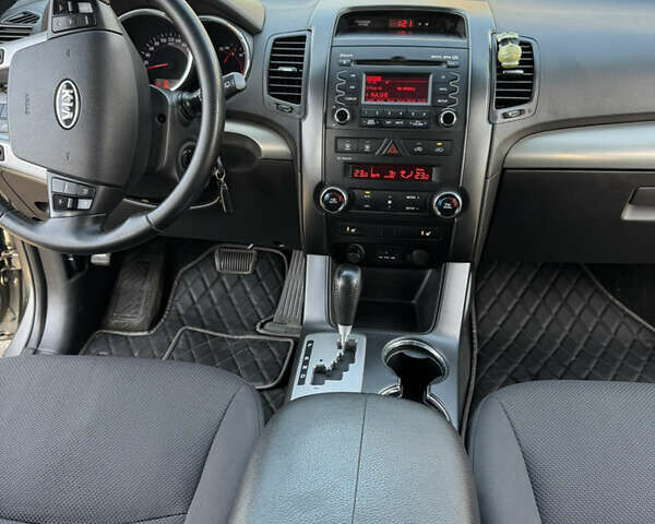 Серый Киа Соренто, объемом двигателя 2.2 л и пробегом 207 тыс. км за 12300 $, фото 25 на Automoto.ua