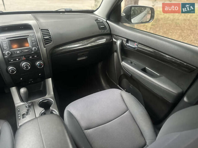 Серый Киа Соренто, объемом двигателя 2.4 л и пробегом 236 тыс. км за 8900 $, фото 16 на Automoto.ua
