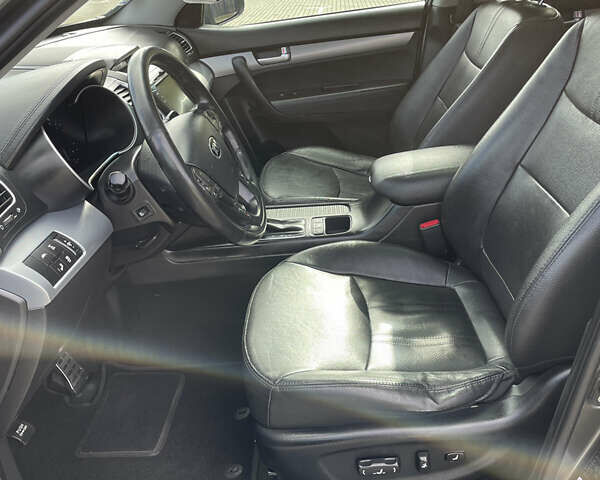 Сірий Кіа Соренто, об'ємом двигуна 2.2 л та пробігом 262 тис. км за 15900 $, фото 11 на Automoto.ua