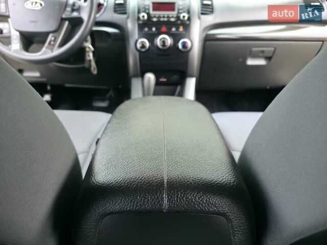 Сірий Кіа Соренто, об'ємом двигуна 2.4 л та пробігом 233 тис. км за 9999 $, фото 56 на Automoto.ua
