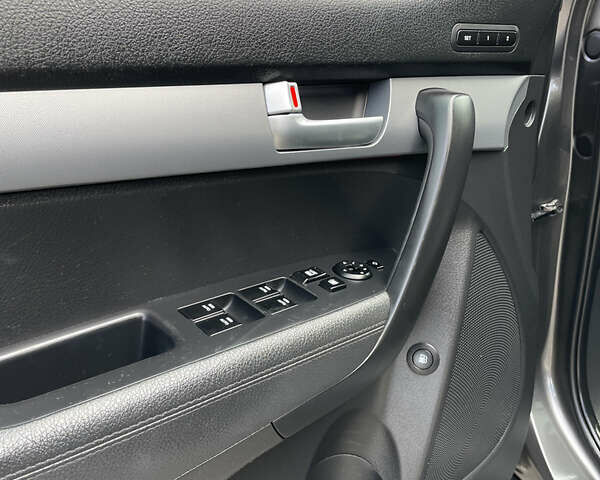 Сірий Кіа Соренто, об'ємом двигуна 2.2 л та пробігом 262 тис. км за 15900 $, фото 12 на Automoto.ua