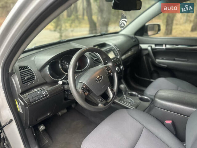 Серый Киа Соренто, объемом двигателя 2.4 л и пробегом 236 тыс. км за 8900 $, фото 10 на Automoto.ua