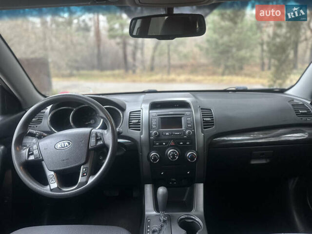 Серый Киа Соренто, объемом двигателя 2.4 л и пробегом 236 тыс. км за 8900 $, фото 14 на Automoto.ua