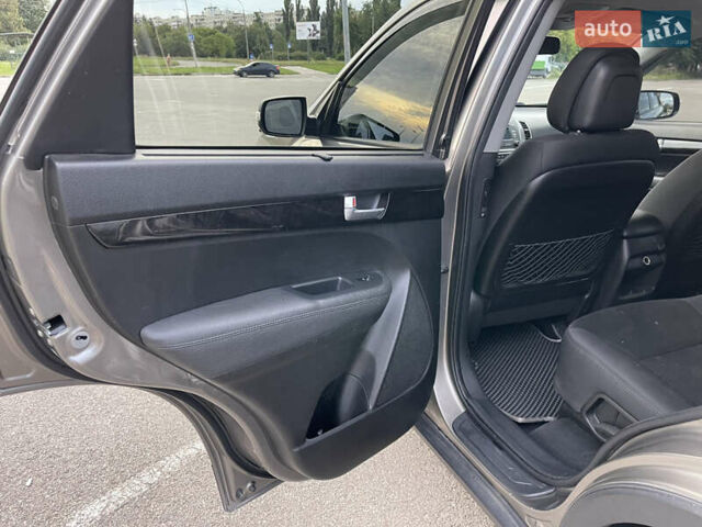 Сірий Кіа Соренто, об'ємом двигуна 2.36 л та пробігом 212 тис. км за 10000 $, фото 14 на Automoto.ua