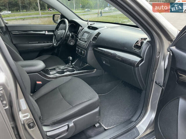 Сірий Кіа Соренто, об'ємом двигуна 2.36 л та пробігом 212 тис. км за 10000 $, фото 22 на Automoto.ua