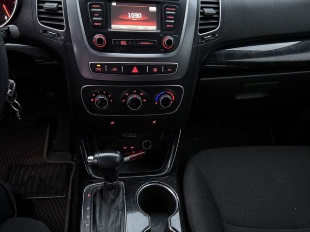 Серый Киа Соренто, объемом двигателя 2.3 л и пробегом 212 тыс. км за 12000 $, фото 7 на Automoto.ua