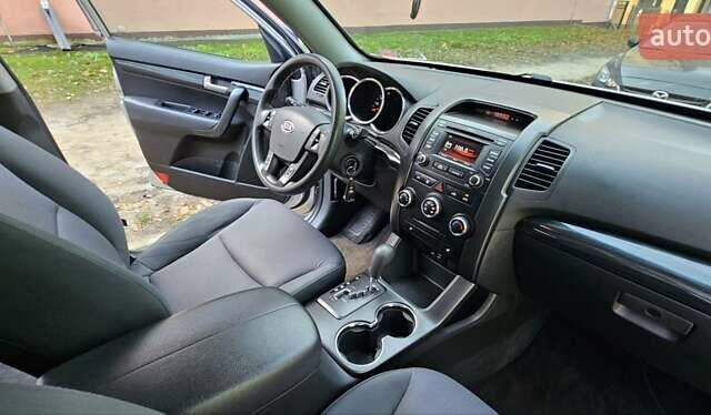 Киа Соренто 2013 в Киеве на Automoto.ua Серый Киа Соренто, объемом двигателя 2.4 л и пробегом 230 тыс. км за 9999 $, фото 6 на Automoto.ua