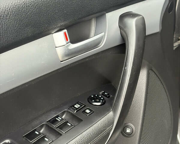 Серый Киа Соренто, объемом двигателя 2.2 л и пробегом 200 тыс. км за 15600 $, фото 12 на Automoto.ua