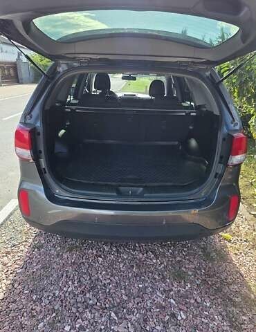 Серый Киа Соренто, объемом двигателя 2.2 л и пробегом 183 тыс. км за 15000 $, фото 4 на Automoto.ua