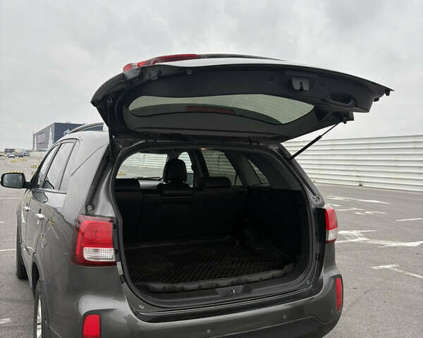 Серый Киа Соренто, объемом двигателя 2.2 л и пробегом 200 тыс. км за 15600 $, фото 14 на Automoto.ua