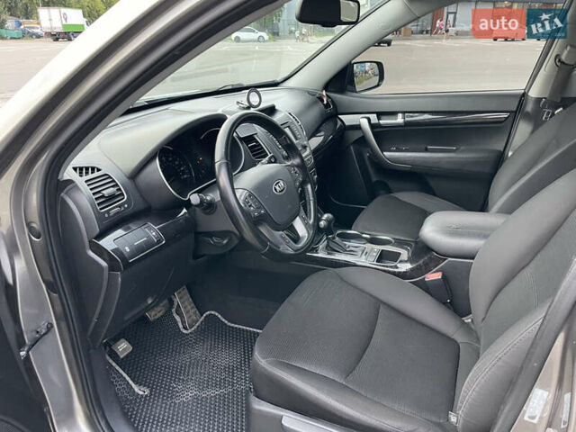 Сірий Кіа Соренто, об'ємом двигуна 2.36 л та пробігом 212 тис. км за 10000 $, фото 11 на Automoto.ua