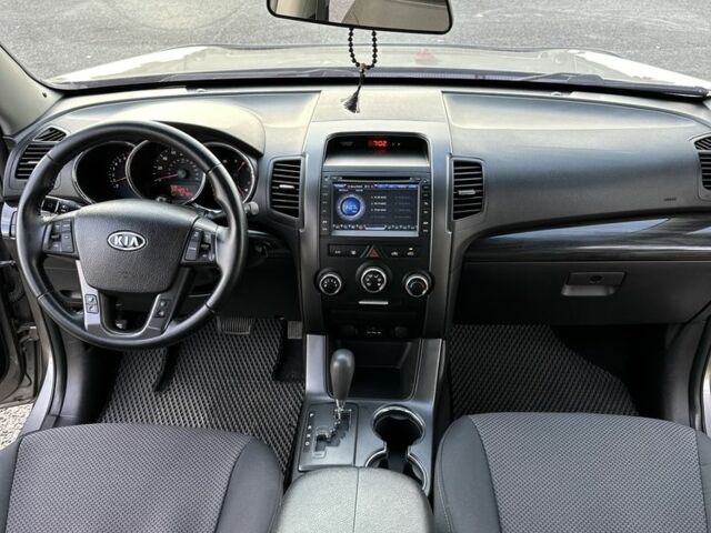 Серый Киа Соренто, объемом двигателя 2.4 л и пробегом 115 тыс. км за 11799 $, фото 10 на Automoto.ua