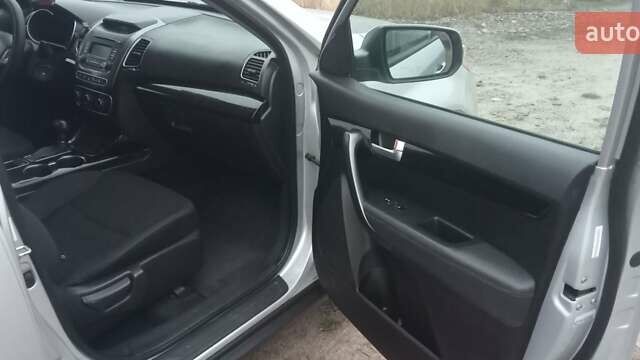 Серый Киа Соренто, объемом двигателя 2.35 л и пробегом 206 тыс. км за 12600 $, фото 2 на Automoto.ua