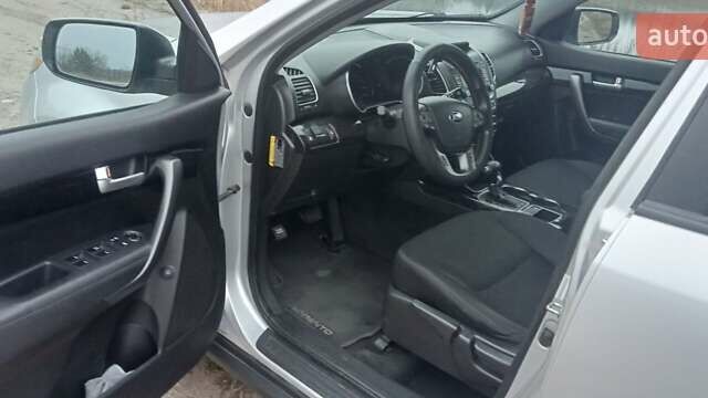 Серый Киа Соренто, объемом двигателя 2.35 л и пробегом 206 тыс. км за 12600 $, фото 5 на Automoto.ua