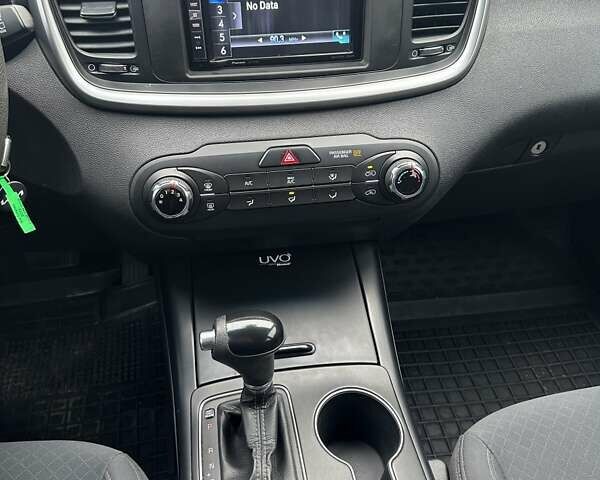 Серый Киа Соренто, объемом двигателя 2.36 л и пробегом 121 тыс. км за 14700 $, фото 17 на Automoto.ua