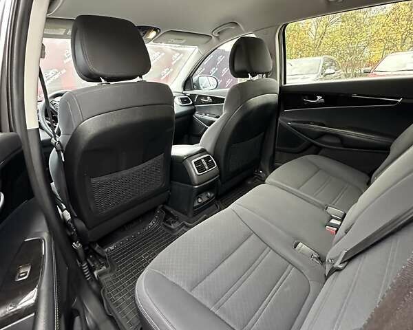 Киа Соренто 2015 в Сумах на Automoto.ua Серый Киа Соренто, объемом двигателя 2.36 л и пробегом 121 тыс. км за 14700 $, фото 13 на Automoto.ua