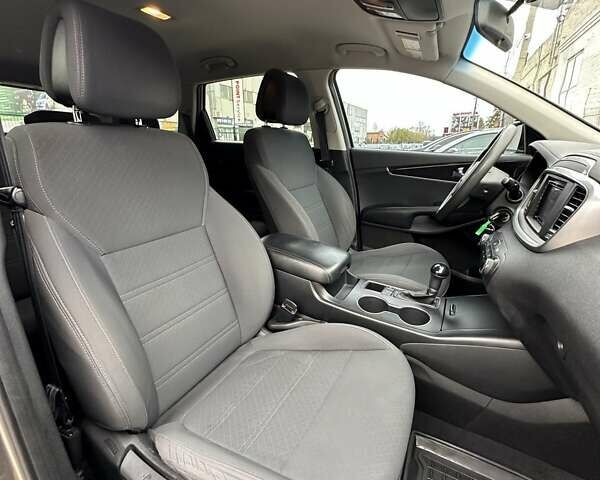 Серый Киа Соренто, объемом двигателя 2.36 л и пробегом 121 тыс. км за 14700 $, фото 25 на Automoto.ua