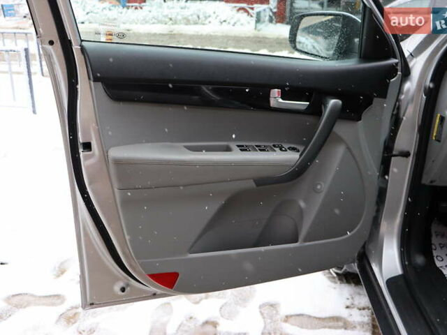 Серый Киа Соренто, объемом двигателя 2.4 л и пробегом 77 тыс. км за 12900 $, фото 11 на Automoto.ua