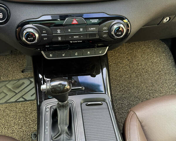 Киа Соренто 2015 в Киеве на Automoto.ua Серый Киа Соренто, объемом двигателя 2.2 л и пробегом 235 тыс. км за 22000 $, фото 9 на Automoto.ua