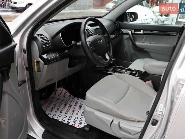 Серый Киа Соренто, объемом двигателя 2.4 л и пробегом 77 тыс. км за 12900 $, фото 13 на Automoto.ua