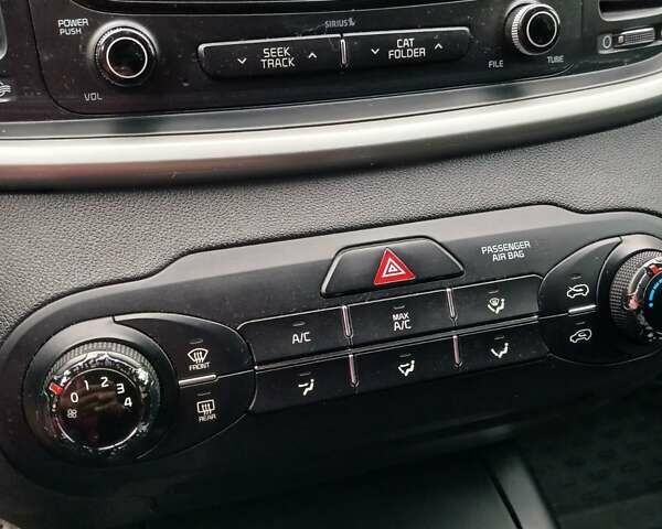 Серый Киа Соренто, объемом двигателя 2.36 л и пробегом 110 тыс. км за 14000 $, фото 13 на Automoto.ua