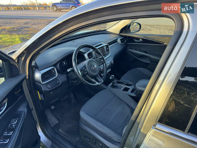 Серый Киа Соренто, объемом двигателя 2.4 л и пробегом 125 тыс. км за 14900 $, фото 23 на Automoto.ua