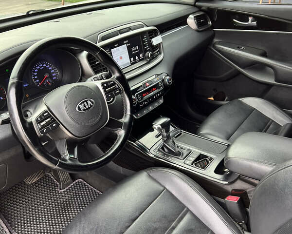 Киа Соренто 2017 в Василькове на Automoto.ua Серый Киа Соренто, объемом двигателя 2.2 л и пробегом 194 тыс. км за 23000 $, фото 9 на Automoto.ua