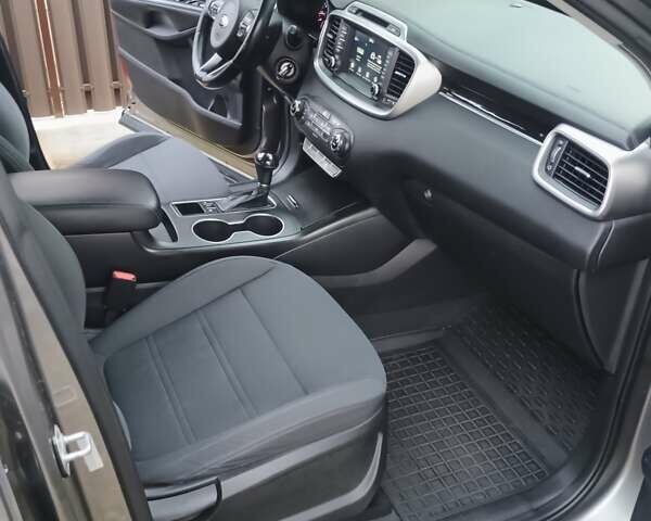 Серый Киа Соренто, объемом двигателя 2.4 л и пробегом 170 тыс. км за 14950 $, фото 7 на Automoto.ua