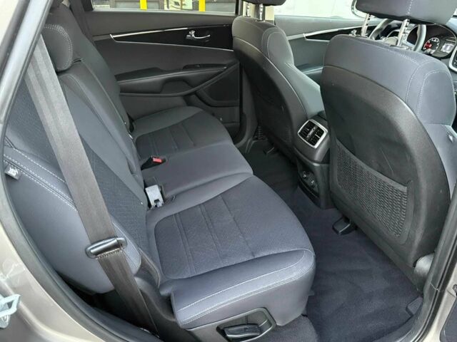 Киа Соренто 2018 в Черновцах на Automoto.ua Серый Киа Соренто, объемом двигателя 2.4 л и пробегом 36 тыс. км за 12400 $, фото 12 на Automoto.ua