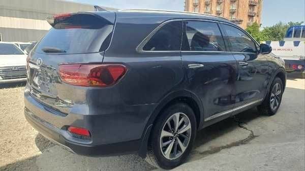 Сірий Кіа Соренто, об'ємом двигуна 2 л та пробігом 100 тис. км за 17000 $, фото 3 на Automoto.ua