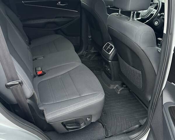 Сірий Кіа Соренто, об'ємом двигуна 2.4 л та пробігом 220 тис. км за 14900 $, фото 12 на Automoto.ua