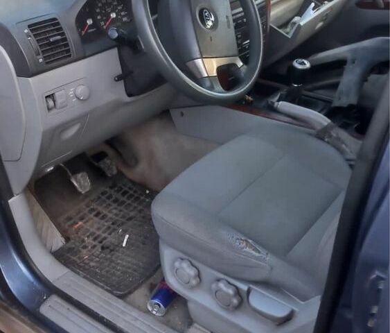 Синій Кіа Соренто, об'ємом двигуна 2.5 л та пробігом 250 тис. км за 2200 $, фото 5 на Automoto.ua