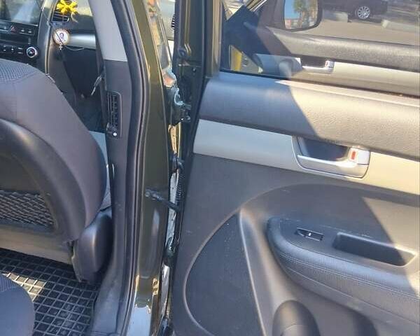 Зелений Кіа Соренто, об'ємом двигуна 2.4 л та пробігом 265 тис. км за 10999 $, фото 7 на Automoto.ua