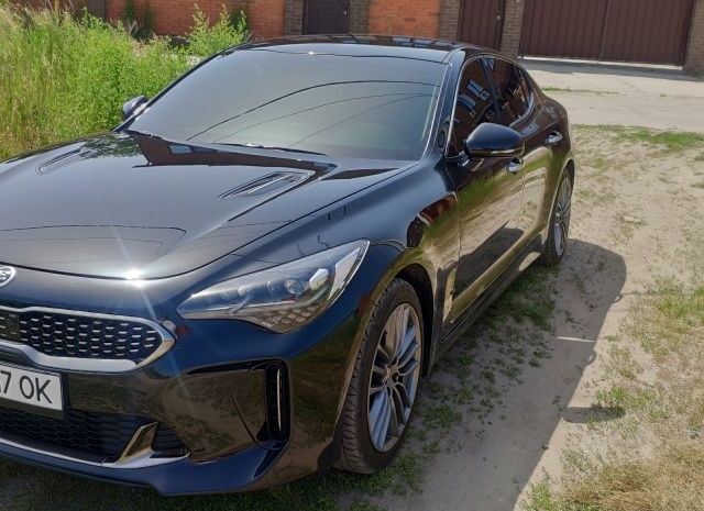 Черный Киа Stinger, объемом двигателя 2 л и пробегом 37 тыс. км за 20000 $, фото 1 на Automoto.ua