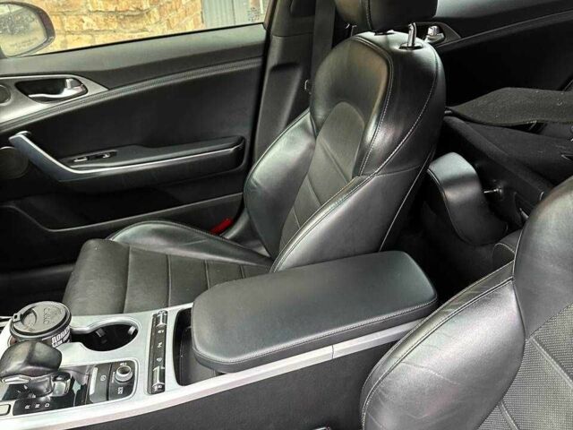 Красный Киа Stinger, объемом двигателя 3.3 л и пробегом 80 тыс. км за 10000 $, фото 5 на Automoto.ua