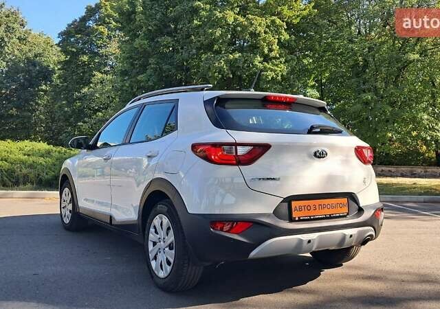 Білий Кіа Stonic, об'ємом двигуна 1.37 л та пробігом 137 тис. км за 13000 $, фото 5 на Automoto.ua
