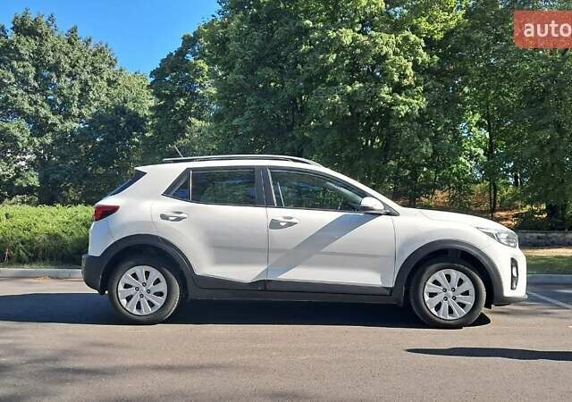 Білий Кіа Stonic, об'ємом двигуна 1.37 л та пробігом 137 тис. км за 13000 $, фото 3 на Automoto.ua