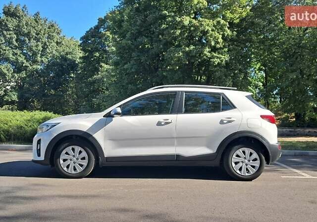 Білий Кіа Stonic, об'ємом двигуна 1.37 л та пробігом 137 тис. км за 13000 $, фото 2 на Automoto.ua