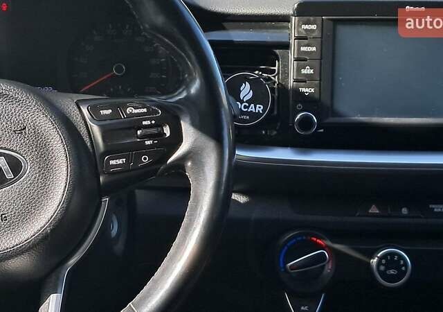 Білий Кіа Stonic, об'ємом двигуна 1.37 л та пробігом 137 тис. км за 13000 $, фото 8 на Automoto.ua