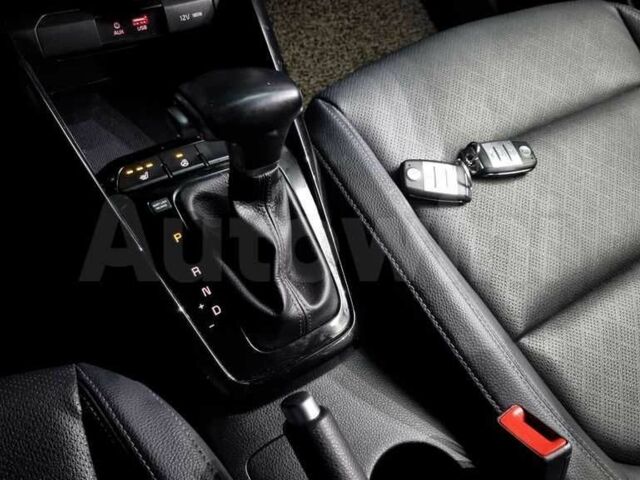 Белый Киа Stonic, объемом двигателя 1.6 л и пробегом 103 тыс. км за 9800 $, фото 7 на Automoto.ua