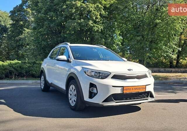 Білий Кіа Stonic, об'ємом двигуна 1.37 л та пробігом 137 тис. км за 13000 $, фото 1 на Automoto.ua