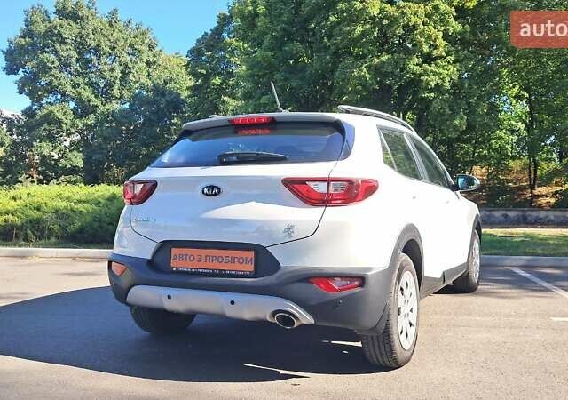 Білий Кіа Stonic, об'ємом двигуна 1.37 л та пробігом 137 тис. км за 13000 $, фото 6 на Automoto.ua