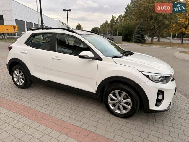 Білий Кіа Stonic, об'ємом двигуна 1.37 л та пробігом 87 тис. км за 16400 $, фото 7 на Automoto.ua