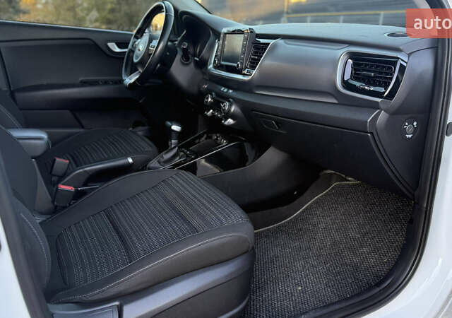 Білий Кіа Stonic, об'ємом двигуна 1.4 л та пробігом 68 тис. км за 15999 $, фото 6 на Automoto.ua