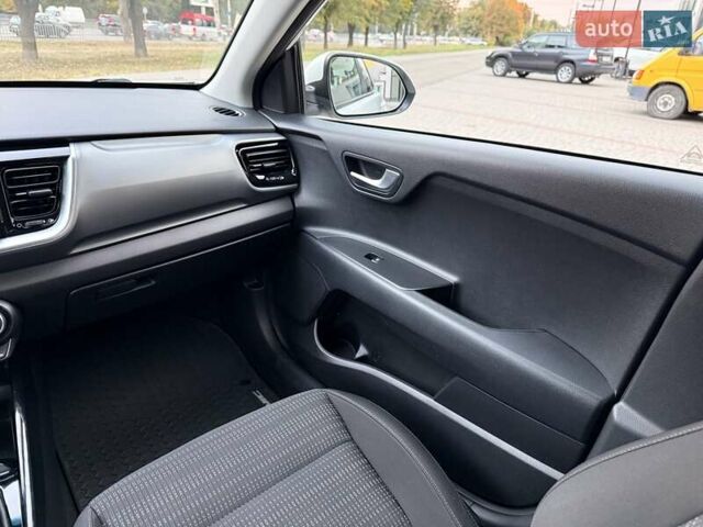 Білий Кіа Stonic, об'ємом двигуна 1.37 л та пробігом 87 тис. км за 16400 $, фото 29 на Automoto.ua