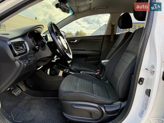 Білий Кіа Stonic, об'ємом двигуна 1.37 л та пробігом 68 тис. км за 17600 $, фото 20 на Automoto.ua