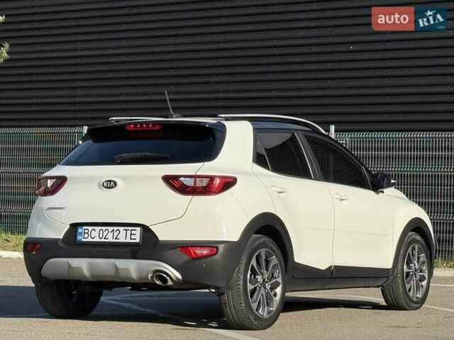 Білий Кіа Stonic, об'ємом двигуна 1.37 л та пробігом 68 тис. км за 17600 $, фото 5 на Automoto.ua