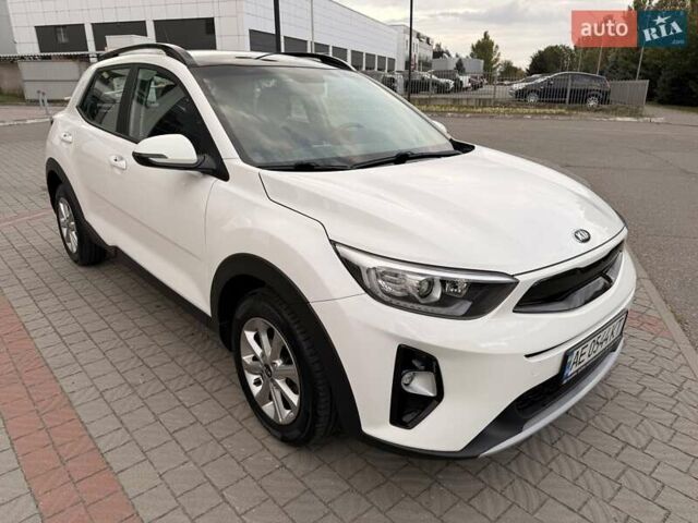 Білий Кіа Stonic, об'ємом двигуна 1.37 л та пробігом 87 тис. км за 16400 $, фото 6 на Automoto.ua
