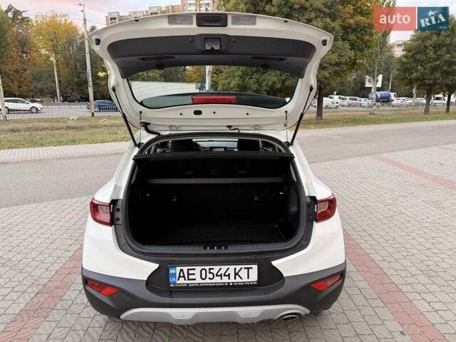 Білий Кіа Stonic, об'ємом двигуна 1.37 л та пробігом 87 тис. км за 16400 $, фото 20 на Automoto.ua